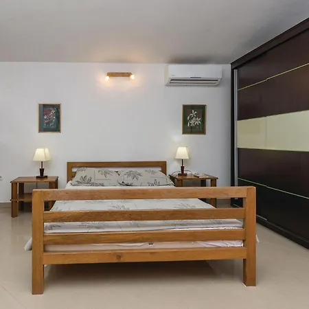 1 Bedroom Cozy In Apartment Vir