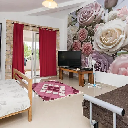 1 Bedroom Cozy In *
